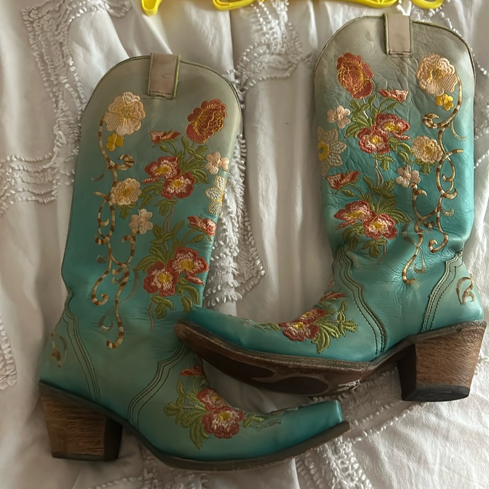 Corral floral cowgirl boots 8.5